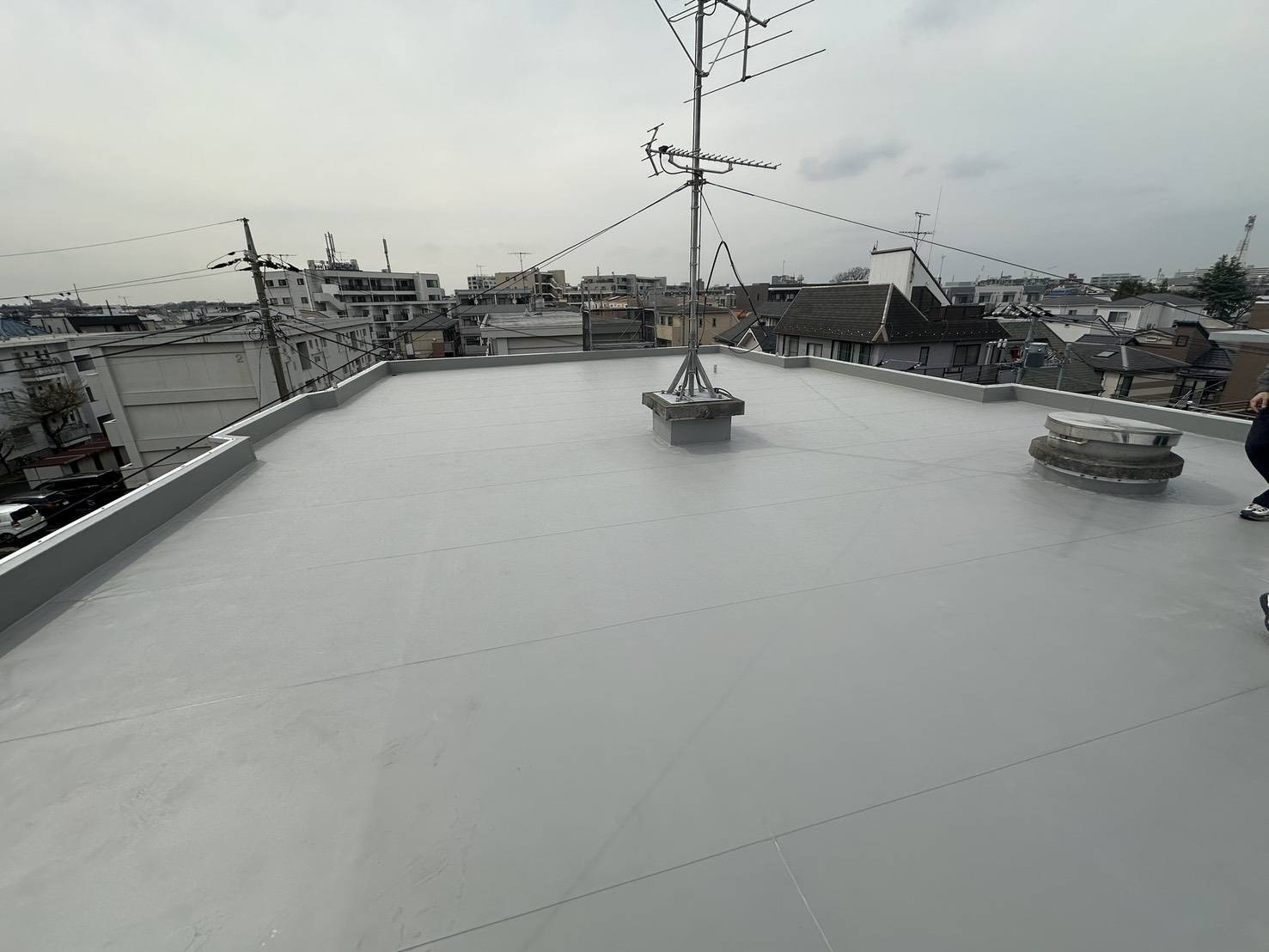 屋上全面のシート防水およびパラペット立ち上がり・笠木板金の施工完了写真