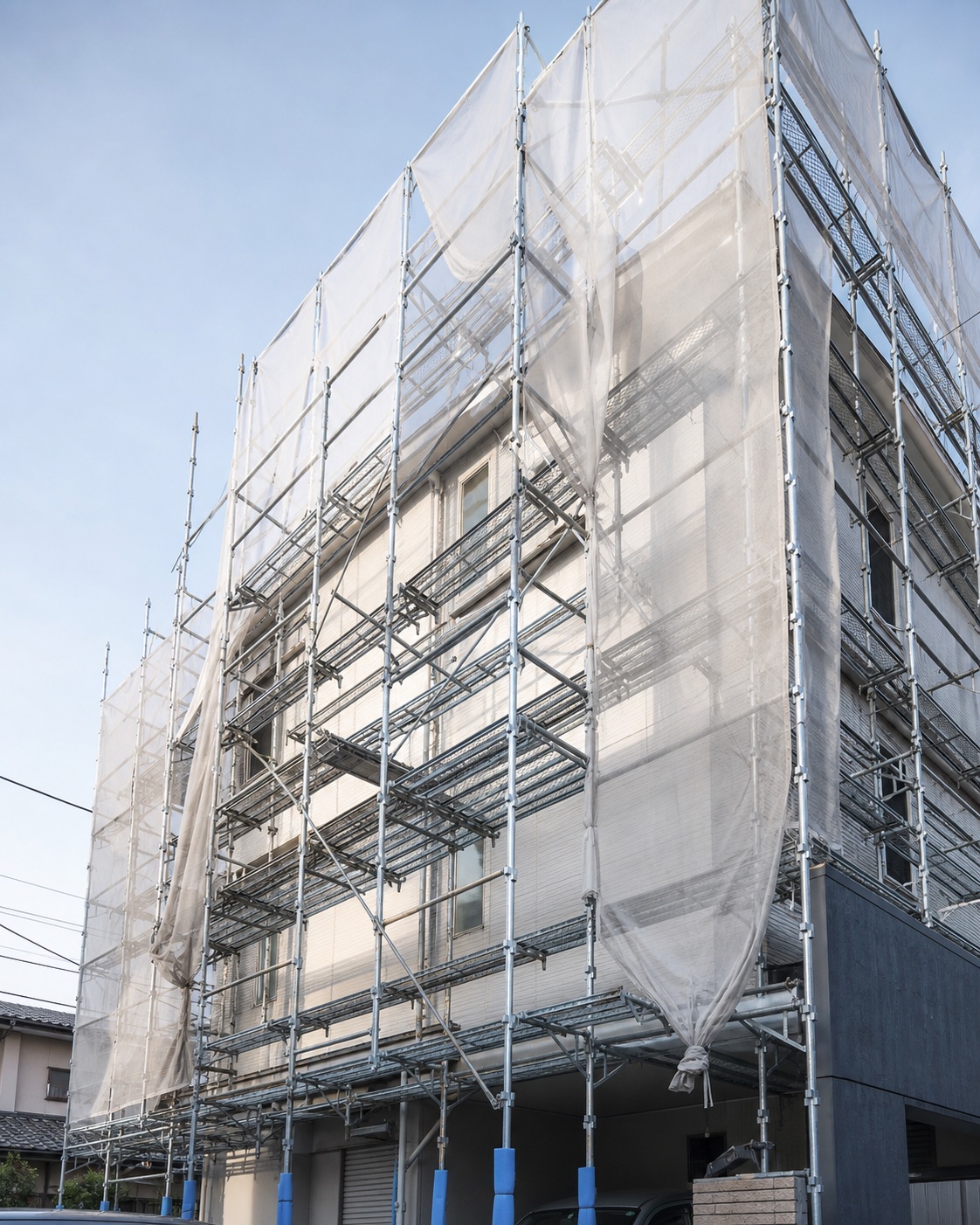 低層建築を覆う整然とした仮設足場